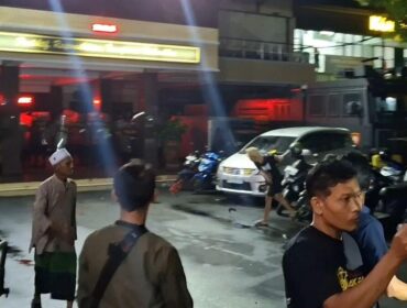 PROTES: Suasana mencekam terjadi saat warga melurug Mapolres Lumajang usai kerabatnya tewas pasca ditangkap aparat, Minggu (12/10/25) malam. (foto: Asmadi).
