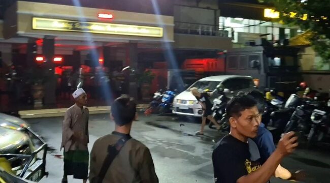 PROTES: Suasana mencekam terjadi saat warga melurug Mapolres Lumajang usai kerabatnya tewas pasca ditangkap aparat, Minggu (12/10/25) malam. (foto: Asmadi).
