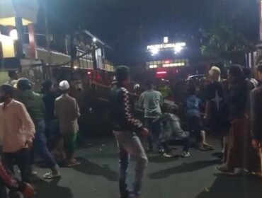 DISERANG: Suasana Mapolres Lumajang saat diserang keluarga dan kerabat terduga maling sapi, Minggu (12/10/25) malam. (foto: Asmadi).
