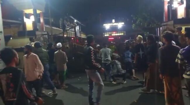 DISERANG: Suasana Mapolres Lumajang saat diserang keluarga dan kerabat terduga maling sapi, Minggu (12/10/25) malam. (foto: Asmadi).
