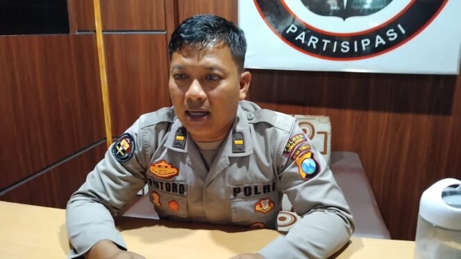 
					Kasi Humas Polres Lumajang, Ipda Untoro di ruang Media Center Polres Lumajang. (foto: Asmadi).