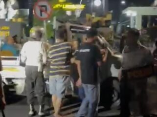 Tangkapan layar penangkapan warga oleh aparat kepolisian pasca kerusuhan di sekitar Mapolres Lumajang. 
