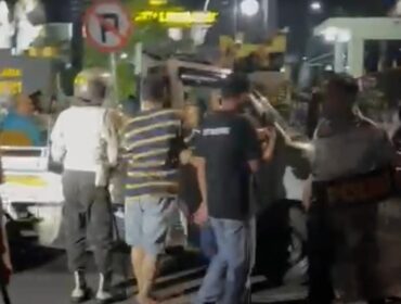 Tangkapan layar penangkapan warga oleh aparat kepolisian pasca kerusuhan di sekitar Mapolres Lumajang. 