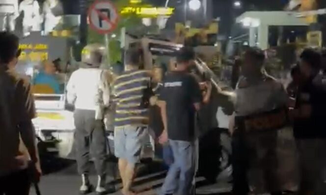 
					Tangkapan layar penangkapan warga oleh aparat kepolisian pasca kerusuhan di sekitar Mapolres Lumajang. 
