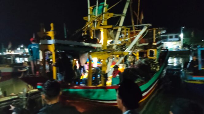 
					Kapal Nelayan di Pasuruan Tenggelam, Seluruh ABK Selamat dari Maut