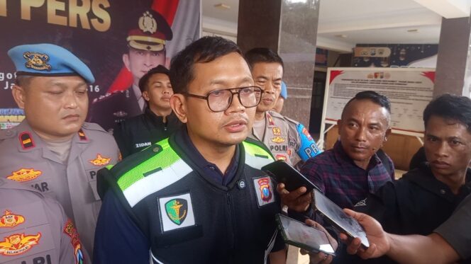
					Dokter forensik dr. Deka Bagus Binarsa mengungkapkan penyebab utama kematian adalah adanya cairan asam lambung yang menyumbat saluran pernapasan korban (Foto: Asmadi).