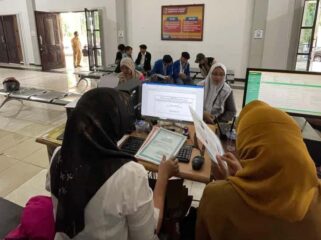PINDAH: Proses pelaksanaan pelayanan adminduk di Jember yang berlangsung di kantor kecamatan. (Foto: Istimewa). 
