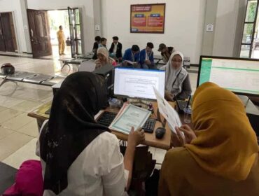 PINDAH: Proses pelaksanaan pelayanan adminduk di Jember yang berlangsung di kantor kecamatan. (Foto: Istimewa). 
