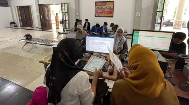 PINDAH: Proses pelaksanaan pelayanan adminduk di Jember yang berlangsung di kantor kecamatan. (Foto: Istimewa). 
