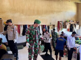 PERIKSA: Petugas Gabungan dari Rutan, TNI dan Polri saat menggeledah salah satu kamar hunian warga binaan Rutan kelas IIB Kraksaan. (Humas Rutan Kelas IIB Kraksaan).