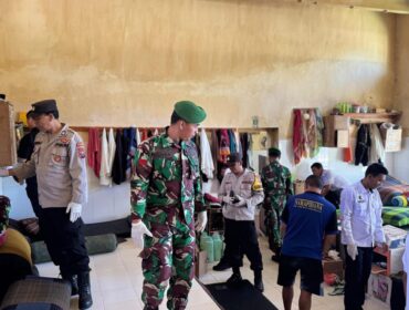 PERIKSA: Petugas Gabungan dari Rutan, TNI dan Polri saat menggeledah salah satu kamar hunian warga binaan Rutan kelas IIB Kraksaan. (Humas Rutan Kelas IIB Kraksaan).
