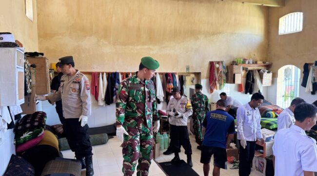 PERIKSA: Petugas Gabungan dari Rutan, TNI dan Polri saat menggeledah salah satu kamar hunian warga binaan Rutan kelas IIB Kraksaan. (Humas Rutan Kelas IIB Kraksaan).