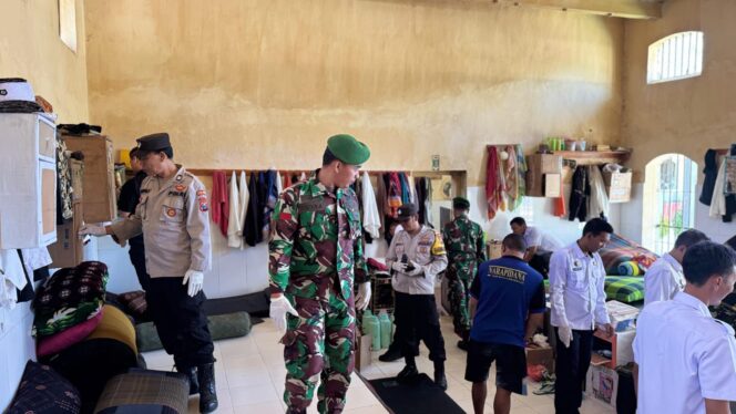 
					PERIKSA: Petugas Gabungan dari Rutan, TNI dan Polri saat menggeledah salah satu kamar hunian warga binaan Rutan kelas IIB Kraksaan. (Humas Rutan Kelas IIB Kraksaan).