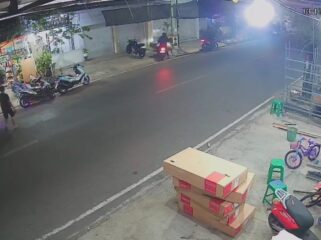 Tangkapan layar CCTV saat seorang pria melakukan percobaan pencurian kendaraan bermotor (curanmor) di Jl. Gatot Subroto, Kota Probolinggo. (foto: Hafiz Rozani).
