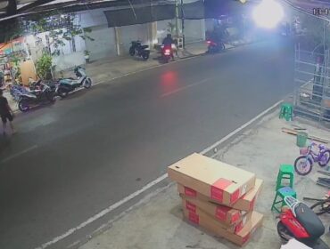 Tangkapan layar CCTV saat seorang pria melakukan percobaan pencurian kendaraan bermotor (curanmor) di Jl. Gatot Subroto, Kota Probolinggo. (foto: Hafiz Rozani).
