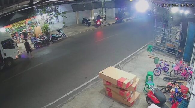 Tangkapan layar CCTV saat seorang pria melakukan percobaan pencurian kendaraan bermotor (curanmor) di Jl. Gatot Subroto, Kota Probolinggo. (foto: Hafiz Rozani).
