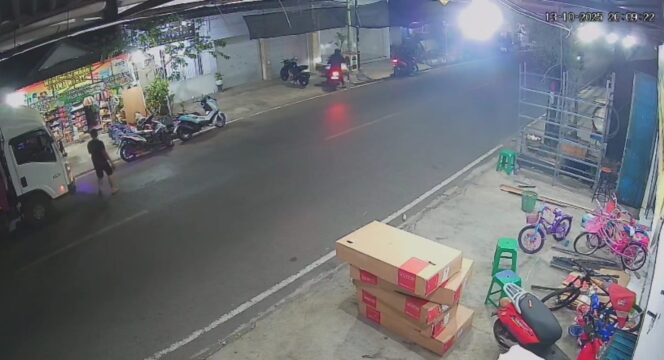 
					Tangkapan layar CCTV saat seorang pria melakukan percobaan pencurian kendaraan bermotor (curanmor) di Jl. Gatot Subroto, Kota Probolinggo. (foto: Hafiz Rozani).
