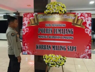 Sebuah karangan bunga misterius dikirimkan ke Mapolres Lumajang, pada Senin (13/10/25) malam