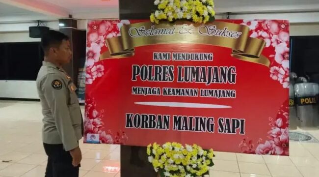 Sebuah karangan bunga misterius dikirimkan ke Mapolres Lumajang, pada Senin (13/10/25) malam
