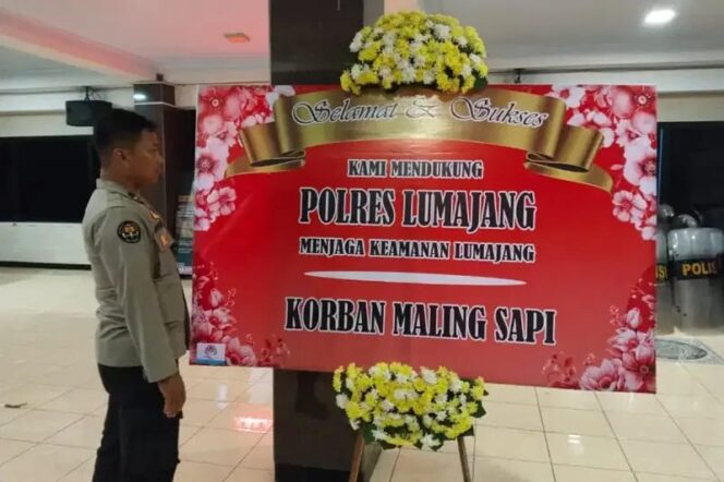 
					Sebuah karangan bunga misterius dikirimkan ke Mapolres Lumajang, pada Senin (13/10/25) malam