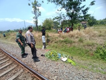Polisi mendatangi lokasi ditemukannya korban tewas tertabrak KA Penataran di Desa Mojohtengah, Kecamatan Sukorejo, Kabupaten Pasuruan.