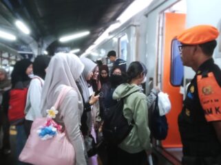 RAMAI:
Suasana naik turun penumpang di stasiun Jember. (Foto: dok. Humas KAI Daop 9 Jember). 