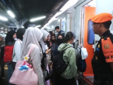 RAMAI:
Suasana naik turun penumpang di stasiun Jember. (Foto: dok. Humas KAI Daop 9 Jember). 