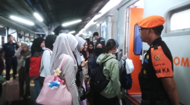 RAMAI:
Suasana naik turun penumpang di stasiun Jember. (Foto: dok. Humas KAI Daop 9 Jember). 