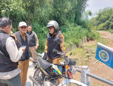 TINJAU: Bupati Probolinggo, Gus Haris, saat meninjau Jembatan Seboro Krejengan didampingi Kepala DPUPR, Hengki Cahjo Saputra (tengah) dan Kepala Pelaksana BPBD Oemar Sjarief, Selasa (14/10/25) siang. (foto: Moch. Rochim).