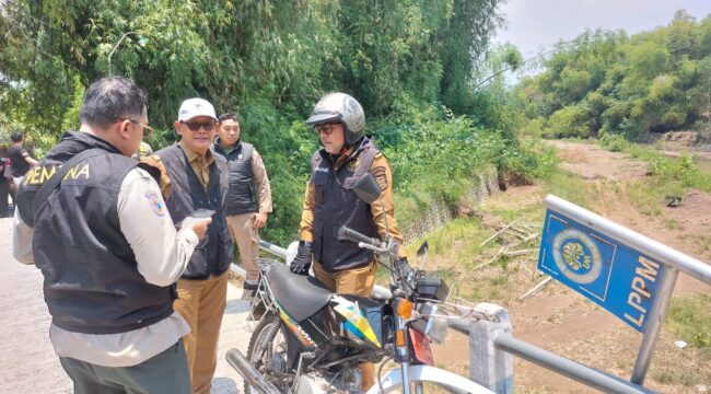 TINJAU: Bupati Probolinggo, Gus Haris, saat meninjau Jembatan Seboro Krejengan didampingi Kepala DPUPR, Hengki Cahjo Saputra (tengah) dan Kepala Pelaksana BPBD Oemar Sjarief, Selasa (14/10/25) siang. (foto: Moch. Rochim).