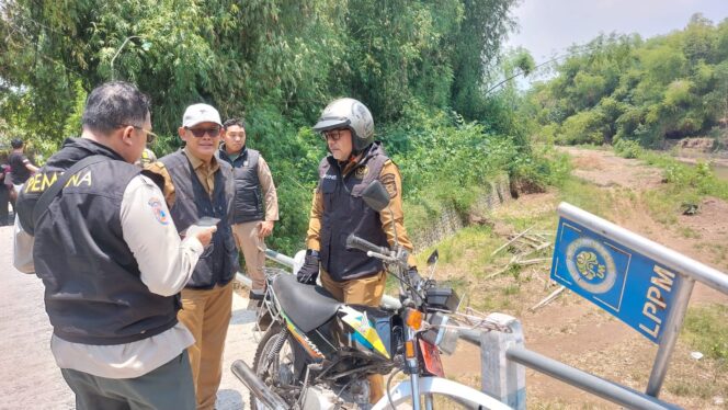 
					TINJAU: Bupati Probolinggo, Gus Haris, saat meninjau Jembatan Seboro Krejengan didampingi Kepala DPUPR, Hengki Cahjo Saputra (tengah) dan Kepala Pelaksana BPBD Oemar Sjarief, Selasa (14/10/25) siang. (foto: Moch. Rochim).