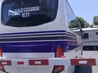 Tangkapan layar video saat bus karyawan berhenti di dalam palang pintu perlintasan di Kecamatan Mayangan, Kota Probolinggo. 
