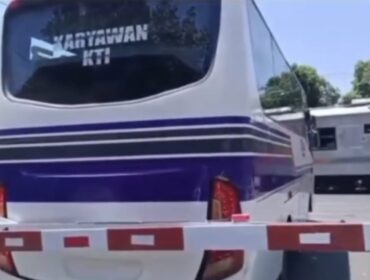 Tangkapan layar video saat bus karyawan berhenti di dalam palang pintu perlintasan di Kecamatan Mayangan, Kota Probolinggo. 