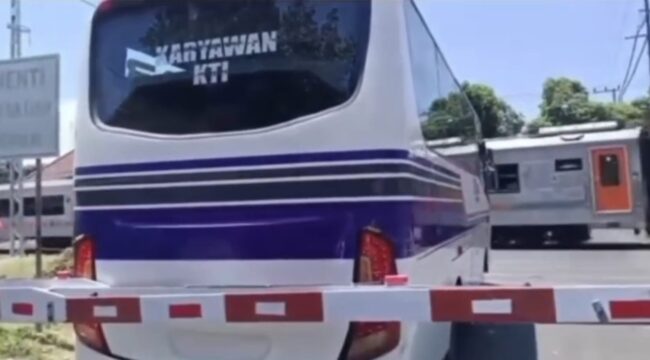 Tangkapan layar video saat bus karyawan berhenti di dalam palang pintu perlintasan di Kecamatan Mayangan, Kota Probolinggo. 