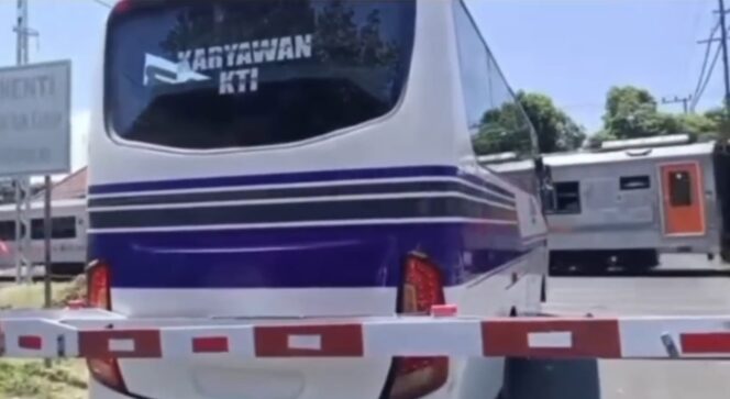 
					Tangkapan layar video saat bus karyawan berhenti di dalam palang pintu perlintasan di Kecamatan Mayangan, Kota Probolinggo. 