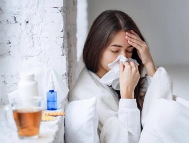 Ilustrasi wanita muda yang sakit akibat Influenza. 