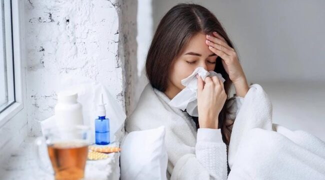 Ilustrasi wanita muda yang sakit akibat Influenza. 