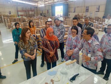Gubernur Jawa Timur Khofifah Indar Parawansa melakukan prosesi groundbreaking pembangunan fasilitas Dyeing and Finishing baru milik PT Coats Rejo Indonesia di Kecamatan Pohjentrek, Kabupaten Pasuruan. (Foto: Moh. Rois)