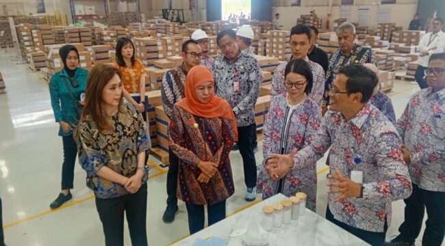 Gubernur Jawa Timur Khofifah Indar Parawansa melakukan prosesi groundbreaking pembangunan fasilitas Dyeing and Finishing baru milik PT Coats Rejo Indonesia di Kecamatan Pohjentrek, Kabupaten Pasuruan. (Foto: Moh. Rois)