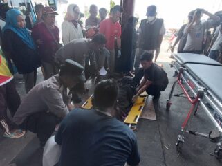 MENINGGAL: Jasad Subandi (67) saat dievakuasi ke  RSUD dr. Moh. Saleh Kota Probolinggo. (foto: Hafiz Rozani).
