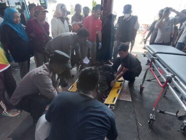 MENINGGAL: Jasad Subandi (67) saat dievakuasi ke  RSUD dr. Moh. Saleh Kota Probolinggo. (foto: Hafiz Rozani).
