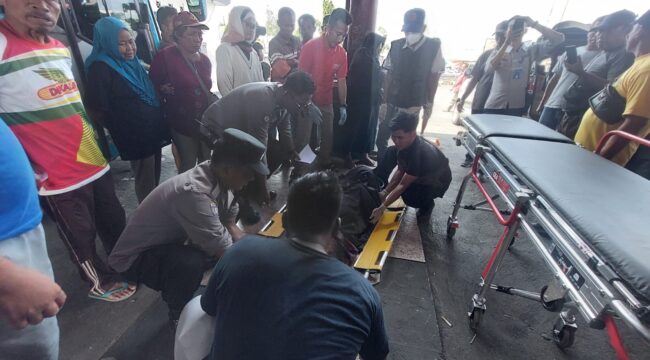 MENINGGAL: Jasad Subandi (67) saat dievakuasi ke  RSUD dr. Moh. Saleh Kota Probolinggo. (foto: Hafiz Rozani).

