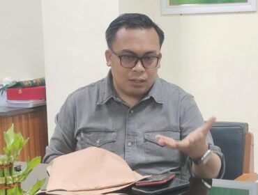 KECAM: Anggota Komisi I DPRD Kabupaten Probolinggo, Muchlis, mendesak polisi bertindak tegas dengan maraknya penarikan motor secara paksa di wilayahnya. (foto: Ali Ya'lu).
