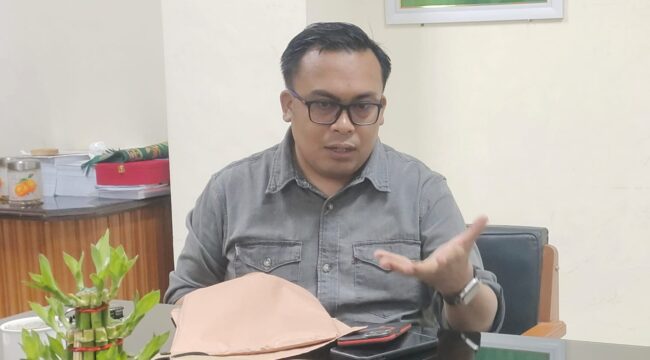 KECAM: Anggota Komisi I DPRD Kabupaten Probolinggo, Muchlis, mendesak polisi bertindak tegas dengan maraknya penarikan motor secara paksa di wilayahnya. (foto: Ali Ya'lu).
