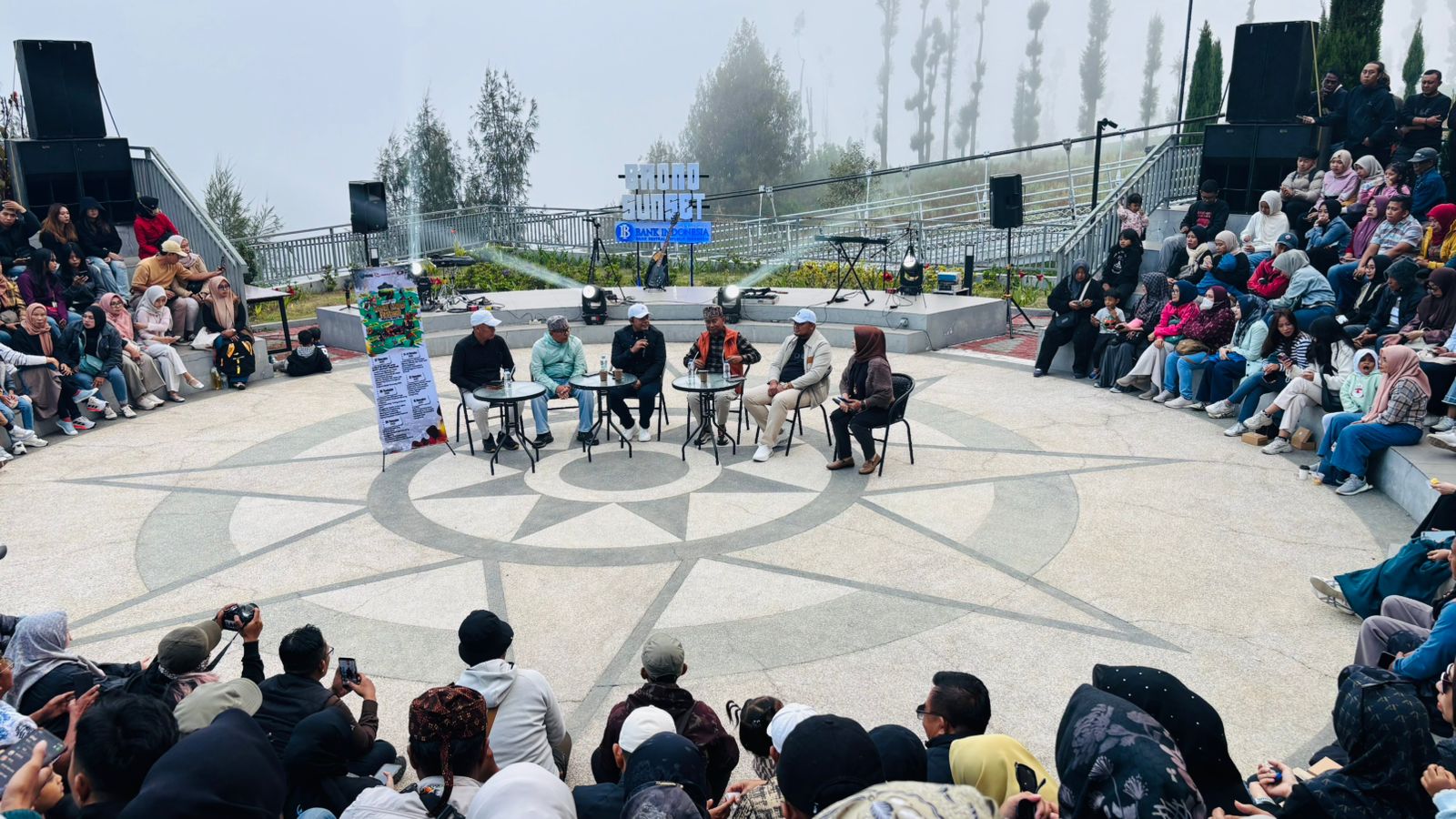 PROMOSI: Bupati Probolinggo, Gus Haris (tengah, pegang mic) saat membeberkan konsep wisata 3B di amphiteater jembatan kaca seruni point Bromo. (foto: Hafiz Rozani).