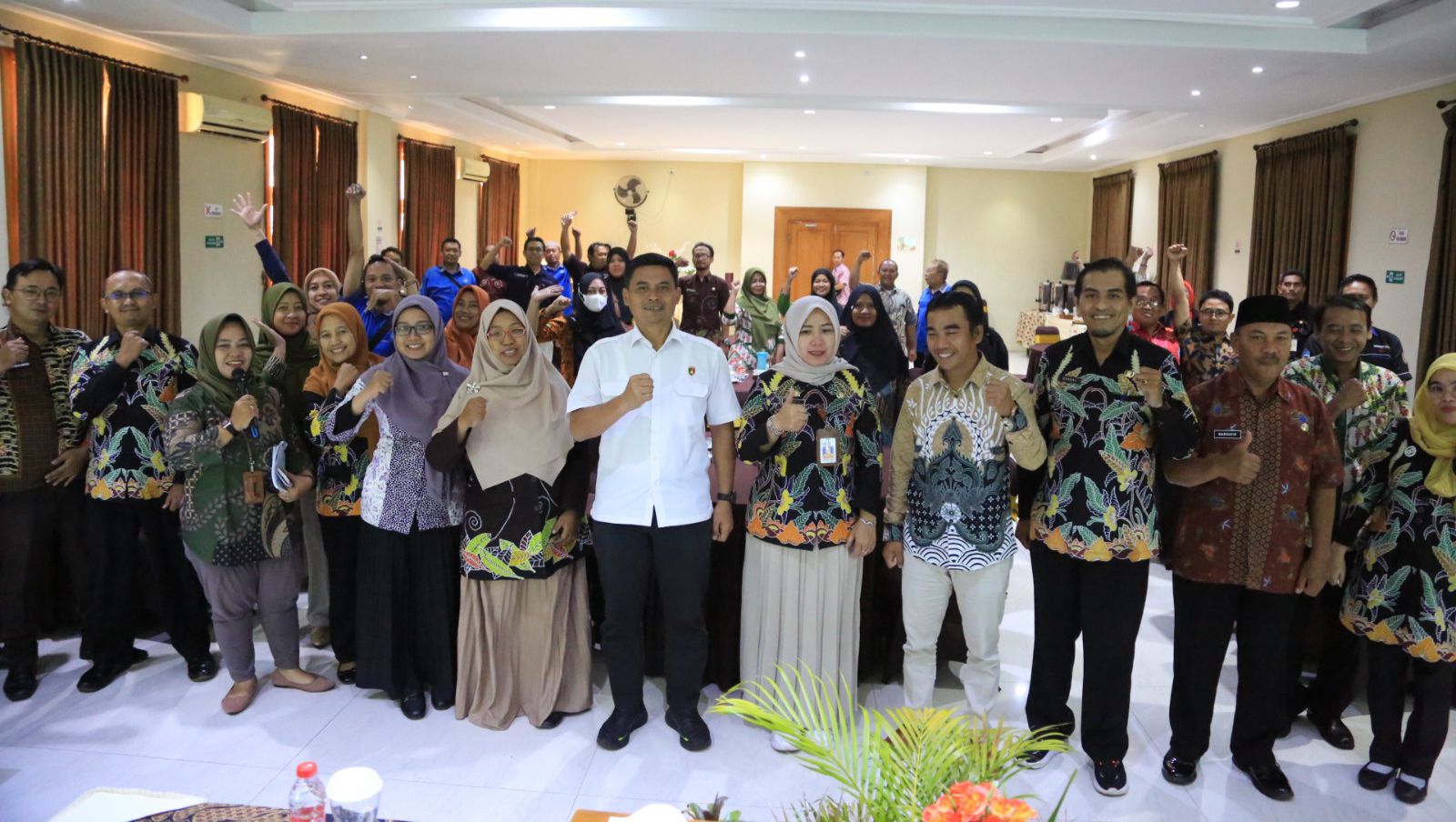 SINERGI: Narasumber dan peserta Sosialisasi Peningkatan Integritas Pegawai dalam rangka Optimalisasi Pelayanan Publik di Kota Probolinggo, foto bersama seusai kegiatan. (foto: Hafiz Rozani).